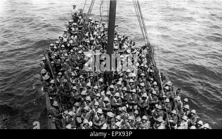 Un bateau transportant des fusiliers du Lancashire, à destination de la main les atterrissages à Helles, Gallipoli, le 25 avril 1915, six Croix de Victoria ont été attribuées aux 1er Bataillon de fusiliers du Lancashire. L'atterrissage impliqué une brigade de la 42e Division (East Lancashire) que Banque D'Images