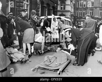 Les Beatles à Liverpool, vendredi 10 juillet 1964. Retour à l'accueil pour soirée première de "une dure journée de Nuit" à l'Odeon Cinema. Sur la photo, les filles se sentir faibles, sont pris en charge à l'extérieur de l'hôtel de ville. Banque D'Images