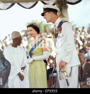 La reine Elizabeth II avec son mari le prince Philip, duc d'Édimbourg, photographié à un durbar à Bo, en Sierra Leone, novembre 1961. Banque D'Images