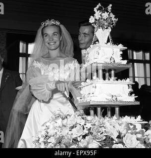 Shirley Eaton, actrice et réalisatrice de télévision de 21 ans, mariage de Colin Rowe Lenton âgé de 27 ans, St Mary's, Kenton, Middlesex, lundi 5 août 1957. Banque D'Images