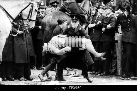 Les Beatles à Liverpool, vendredi 10 juillet 1964. Retour à l'accueil pour soirée première de "une dure journée de Nuit" à l'Odeon Cinema. Sur la photo : jeune fille s'évanouit du ventilateur à l'extérieur de l'hôtel de ville. Banque D'Images