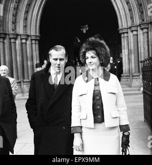 Kevin McClory, producteur de cinéma, accompagné de femme et héritière de Bobo Sigrist, Haute Cour de Londres, 20 novembre 1963. Kevin McClory poursuit en anglais auteur Ian Fleming en dommages-intérêts pour violation de copyright. Banque D'Images