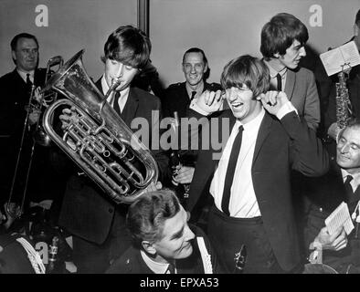 Les Beatles à Liverpool, vendredi 10 juillet 1964. Retour à l'accueil pour soirée première de "une dure journée de Nuit" à l'Odeon Cinema. Sur la photo en jouant avec instruments appartenant au groupe de la police civile, la réception, l'hôtel de ville. Banque D'Images