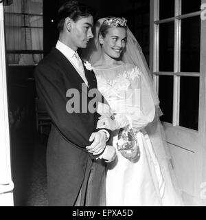 Shirley Eaton, actrice et réalisatrice de télévision de 21 ans, mariage de Colin Rowe Lenton âgé de 27 ans, St Mary's, Kenton, Middlesex, lundi 5 août 1957. Banque D'Images