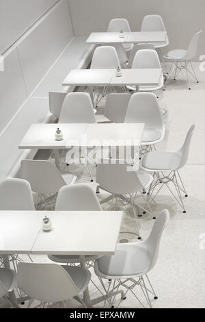 L'intérieur blanc vide tables de restaurant dans un style architectural moderne de l'Europe Banque D'Images