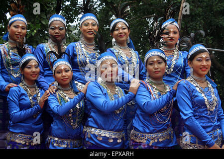 Les peuples autochtones du Bangladesh avec l'habit traditionnel et des ornements pour célébrer la Journée Mondiale des Peuples Indigènes. Banque D'Images