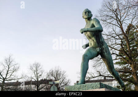 Helsinki, Finlande. Statue du légendaire coureur finlandais Paavo Nurmi à l'entrée du stade olympique. Banque D'Images