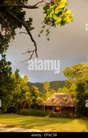La maison créole néerlandais coloniale dans la jungle sur le coucher du soleil. L'île de La Digue. Seychelles Banque D'Images