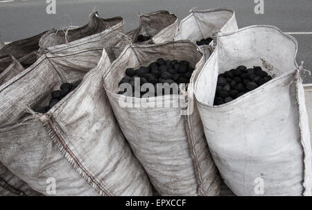 Charbon traditionnel livraison sacs homme ouvert du charbon de lorry Banque D'Images