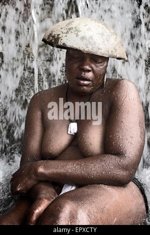 Festival vaudou en saut d'eau, en Haïti. Bien que l'épicentre est l'eau qui déclenche la cascade, tous formés autour de différents Banque D'Images