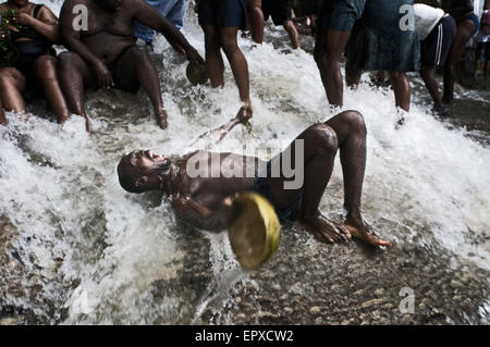 Festival vaudou en saut d'eau, en Haïti. Personne en transe, avec les yeux et par mouvements saccadés, est possédée par l'un des esprits de Banque D'Images