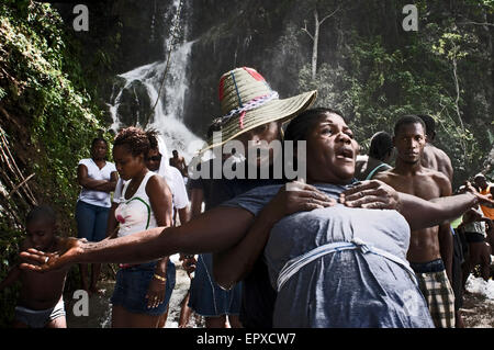 Festival vaudou en saut d'eau, en Haïti. Un couple d'Haïtiens par la cascade du Saut d'eau. Le voduistas officiels haïtiens ar Banque D'Images