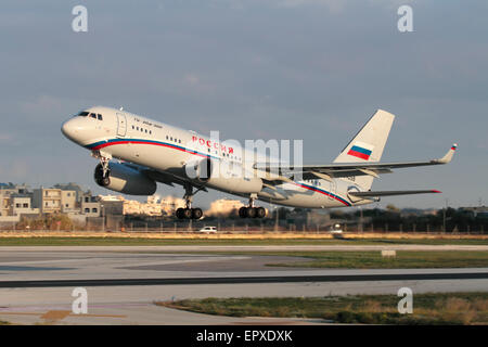 Tupolev Tu-204 utilisé comme transport de VIP par la Société de Transport de l'Etat russe sur le décollage de Malte Banque D'Images