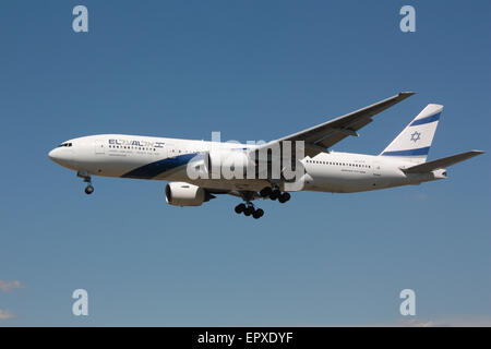 Le transport aérien commercial. El Al Israel Airlines Boeing 777-200ER avion passager en approche Banque D'Images