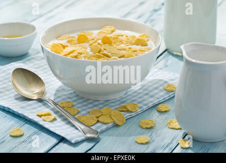 Flocons de céréales et lait. Le petit déjeuner du matin. Banque D'Images