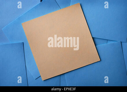 Post-it close-up jaune et bleu. Banque D'Images