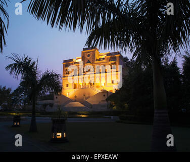 De l'extérieur du palais du Maharajah, au crépuscule, Ananda dans l'Himalaya, Le Palais Estate, Narendra Nagar, Tehri Garhwal, Uttarakha Banque D'Images