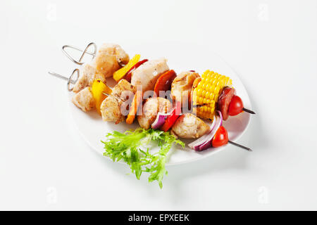 Grillades de viandes et de légumes sur les brochettes Banque D'Images