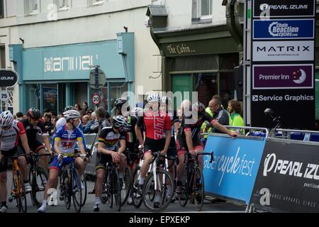 Aberystwyth, Ceredigion, West Wales, UK 22 mai 2015. Les cyclistes de tous descendre sur la ville de participer au cycle annuel Fest. Les spectateurs, les bénévoles et les cyclistes tous profiter de la fin d'après-midi. Trebuchet © Photographie/Alamy News Live Banque D'Images