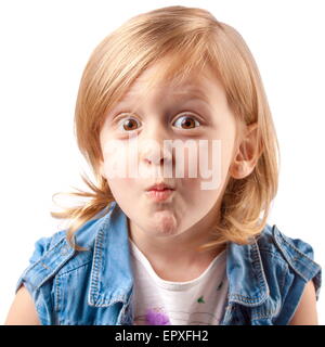 Petite fille mignonne des grimaces et s'amuser Banque D'Images