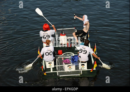 ALLEMAGNE, Allemagne de l'est, Plau, mini-terrain de football flottant avec but et drapeaux allemands, quatre fans de pagayage dans le maillot de football des femmes allemandes équipe de football et boîte à bière, au concours de bateau drôle et carnaval comme événement Badewannenrallye engl. Bain rallye, boire de la bière Luebzer une marque de Carlsberg Banque D'Images