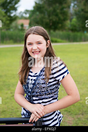 Teenage girl posing pour un portrait à un parc extérieur Banque D'Images