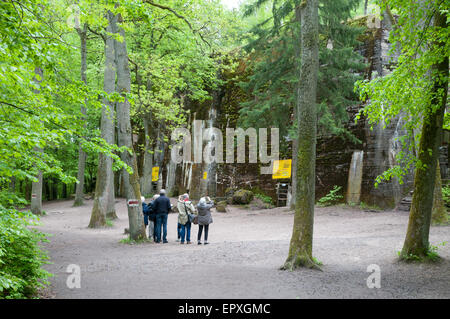 Les touristes à la recherche de ruines d'Hitler's bunker dans Wolf's Lair, Pologne Banque D'Images