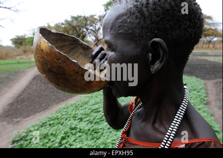 Au sud-Soudan Rumbek , village, Colocok femme Dinka, boit de l'eau à partir de la calebasse, noir et blanc collier en plastique / SUED SOUDAN, Rumbek, Dorf Colocok, Dinka Frau trinkt Wasser aus, Kalabasse schwarz weisse Plastik Halskette Banque D'Images