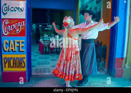 Couple en costume à danser le flamenco La Boca Buenos Aires Argentine Banque D'Images