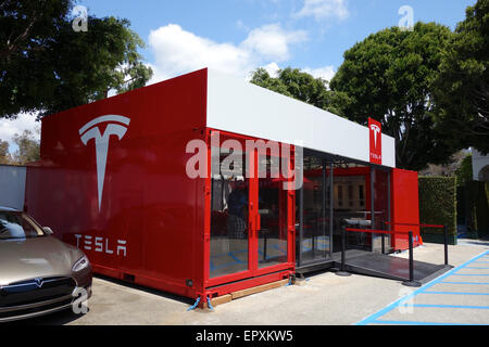 Santa Barbara, California USA- 22 mai, 2015 Le premier Tesla Motors de pop up store mobile s'ouvre aujourd'hui à Santa Barbara, Californie. Le bâtiment provisoire est faite à partir de contenants d'expédition et reste ouverte pendant 30 jours seulement avant qu'il continue sur sa tournée américaine. Credit : Lisa Werner/Alamy Live News Banque D'Images