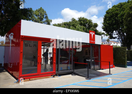 Santa Barbara, California USA- 22 mai, 2015 Le premier Tesla Motors de pop up store mobile s'ouvre aujourd'hui à Santa Barbara, Californie. Le bâtiment provisoire est faite à partir de contenants d'expédition et reste ouverte pendant 30 jours seulement avant qu'il continue sur sa tournée américaine. Credit : Lisa Werner/Alamy Live News Banque D'Images