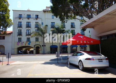 Santa Barbara, California USA- 22 mai, 2015 Le premier Tesla Motors de pop up store mobile s'ouvre aujourd'hui à Santa Barbara, Californie. Le bâtiment provisoire est faite à partir de contenants d'expédition et reste ouverte pendant 30 jours seulement avant qu'il continue sur sa tournée américaine. Credit : Lisa Werner/Alamy Live News Banque D'Images