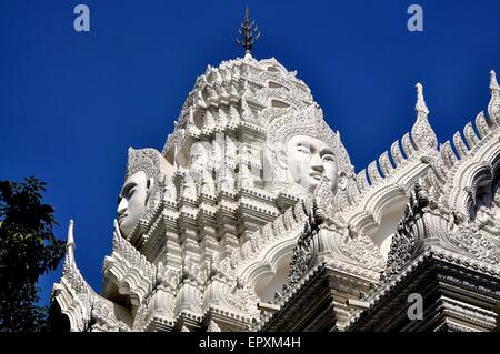 Bangkok, Thaïlande : Blanc avec mondorp prang de style Khmer décoré de quatre visages de Bouddha au Royal Wat Ratchapradit Banque D'Images