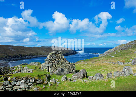 Ruines près de la maison Gearrannan Blackhouse Village, Isle Of Lewis, Hébrides extérieures, en Écosse, Royaume-Uni Banque D'Images