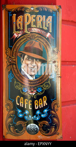 En dehors de l'affiche de La Perla cafe avec insert de Carlos Gardel La Boca Caminito Argentine Buenos Aires Banque D'Images