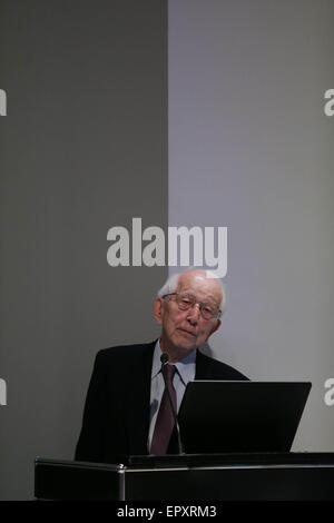 Francfort, Allemagne. 22 mai, 2015. L'architecte japonais Fumihiko Maki lauréat Pritzker et parle en allemand Musée d'architecture à Francfort, Allemagne, le 22 mai 2015. Dans sa conférence, Maki a présenté ses derniers projets de l'entreprise. La gamme de bureau comprend bien respecté dans le monde entier des projets comme l'Aga Khan Museum (Ontario, Canada) et le 4 World Trade Center (New York, USA). Credit : Luo Huanhuan/Xinhua/Alamy Live News Banque D'Images