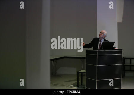 Francfort, Allemagne. 22 mai, 2015. L'architecte japonais Fumihiko Maki lauréat Pritzker et parle en allemand Musée d'architecture à Francfort, Allemagne, le 22 mai 2015. Dans sa conférence, Maki a présenté ses derniers projets de l'entreprise. La gamme de bureau comprend bien respecté dans le monde entier des projets comme l'Aga Khan Museum (Ontario, Canada) et le 4 World Trade Center (New York, USA). Credit : Luo Huanhuan/Xinhua/Alamy Live News Banque D'Images