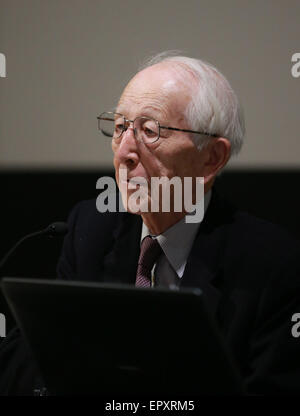 Francfort, Allemagne. 22 mai, 2015. L'architecte japonais Fumihiko Maki lauréat Pritzker et parle en allemand Musée d'architecture à Francfort, Allemagne, le 22 mai 2015. Dans sa conférence, Maki a présenté ses derniers projets de l'entreprise. La gamme de bureau comprend bien respecté dans le monde entier des projets comme l'Aga Khan Museum (Ontario, Canada) et le 4 World Trade Center (New York, USA). Credit : Luo Huanhuan/Xinhua/Alamy Live News Banque D'Images