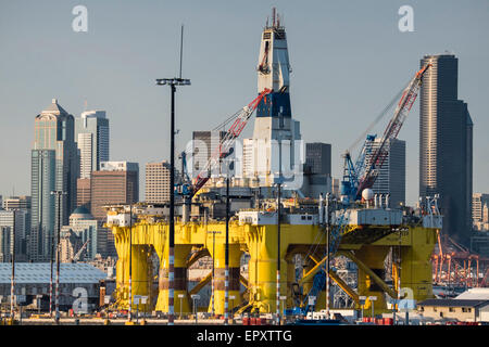 États-unis, Washington, Seattle, la société pétrolière Shell huile plate-forme flottante rilling Banque D'Images