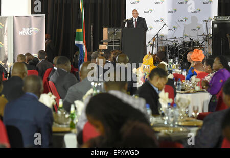 Johannesburg, Afrique du Sud. 22 mai, 2015. Le président sud-africain Jacob Zuma parle à l'occasion du lancement de la chaîne d'information en Afrique par la South African Broadcasting Corporation (SABC) à Midrand, Johannesburg, Afrique du Sud, le 22 mai 2015. Histoires africaines doivent être informés par les Africains pour les Africains, le président sud-africain Jacob Zuma a dit ici le vendredi. Credit : GCIS/Xinhua/Alamy Live News Banque D'Images