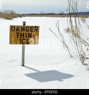 Panneau d'avertissement de "THIN ICE" à Lakeside, Orangeville, comté de Dufferin, en Ontario, Canada Banque D'Images