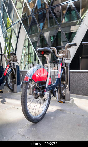 Boris bikes avec le logo de parrainage Santander rouge sur un stand, City of London, EC3 Banque D'Images