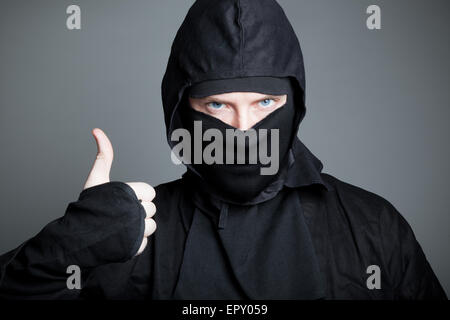 30 ans caucase attrayant homme tourné en studio isolé sur fond gris Banque D'Images