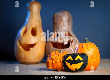 Les citrouilles sculptées à la main à partir de jouets et d'avis sur le sac à Halloween party Banque D'Images