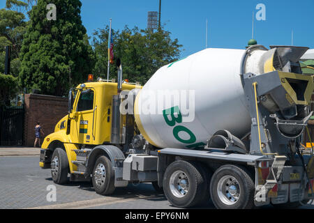 Boral Company Ready Mix Concrete Lorry Drives by Fox studios,Sydney,Australia, Boral est le plus grand fournisseur de matériaux de construction d'Australie Banque D'Images