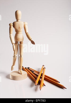 Mannequin en bois pour la peinture avec des crayons sur un fond blanc Banque D'Images