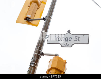 Low angle view of feu sur fond blanc, rue Yonge, Toronto (Ontario), l'image Canadacolor, canon 5DmkII Banque D'Images