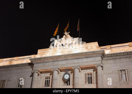 Low angle view of a city hall, Plaça Sant Jaume, Barri Gotic, Barcelone, Catalogne, image Spaincolor, canon 5DmkII Banque D'Images