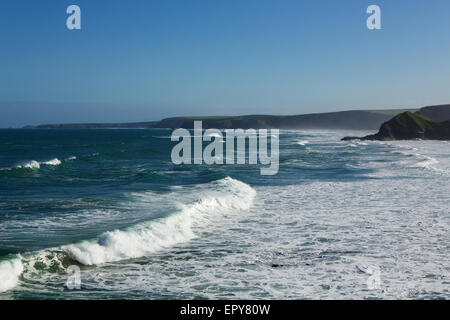 Jusqu'à Newquay surfe le UK's surf Capital. À la vue le long de la côte à l'ensemble des disjoncteurs. Banque D'Images