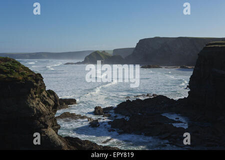 Jusqu'à Newquay surfe le UK's surf Capital. Vue sur les vagues le long de la côte de Cornouailles distinctif. Banque D'Images